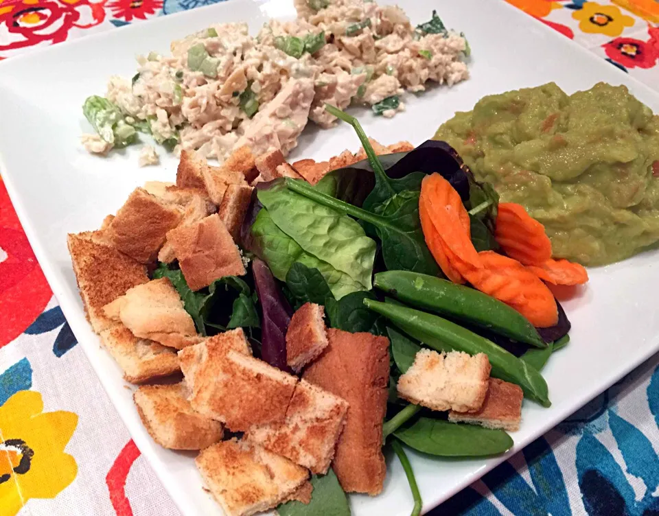 Snapdishの料理写真:Dinner -  homemade chicken salad, spinach, carrots, sugar snap peas, croutons and smooth guacamole with tomato, onion, garlic and pink sea salt.|Karenさん