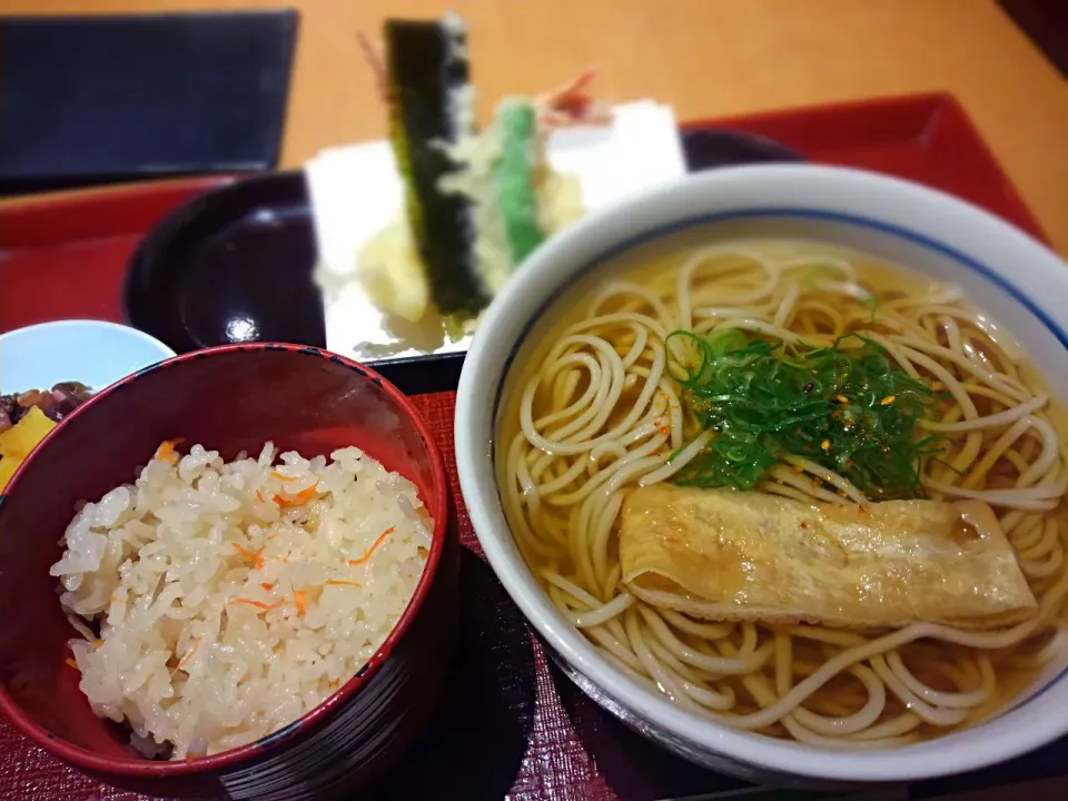 Snapdishの料理写真:天ぷらのお蕎麦とかやくごぁん|ヴェローナのパン屋さんさん