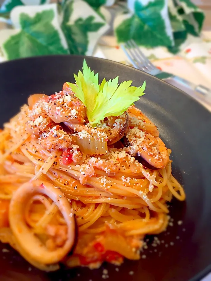 トマトクリームパスタ♪イカのトマト煮をリメイク😆|あゆさん