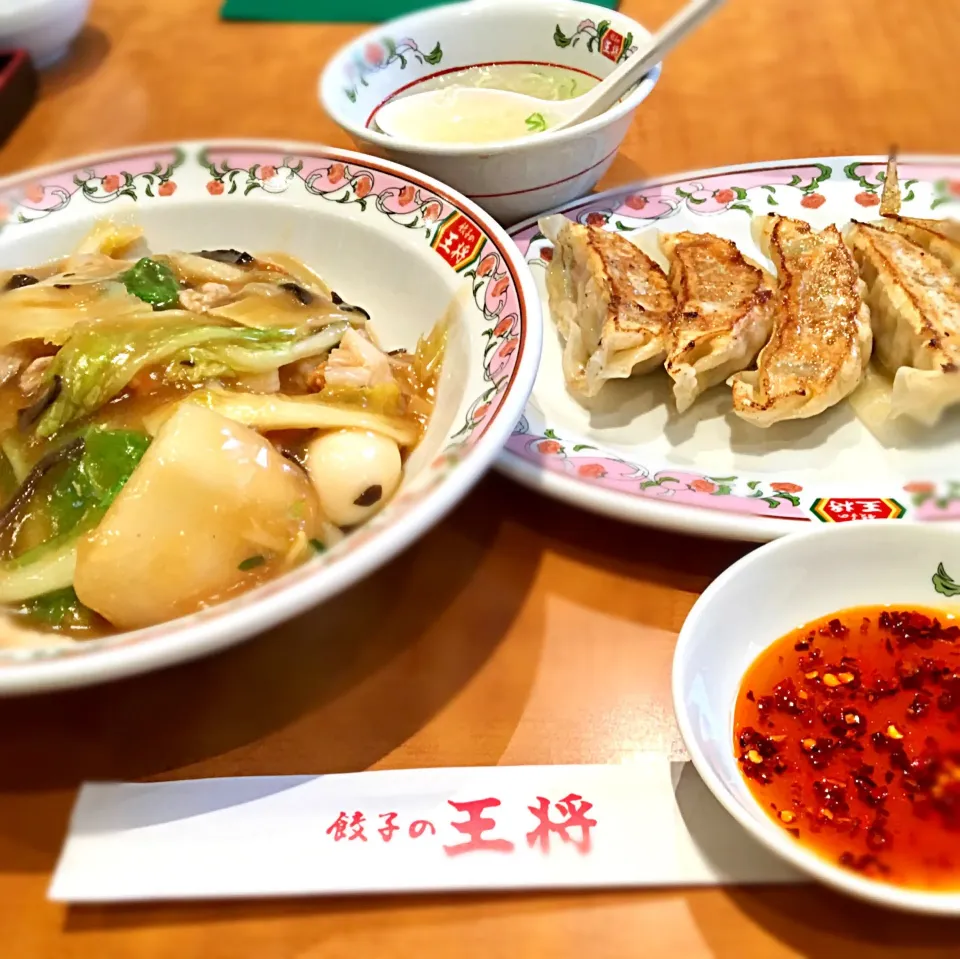 ランチは今年最後の定番メニュー
王将の「餃子&中華丼」|muutさん