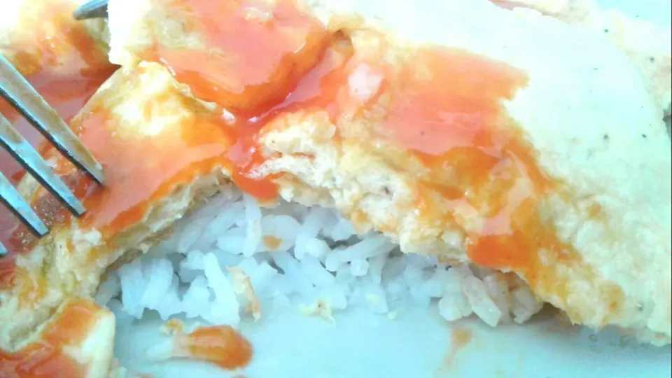 Snapdishの料理写真:butter omelet with rice and siracha sauce|Jorge Bernal Márquezさん