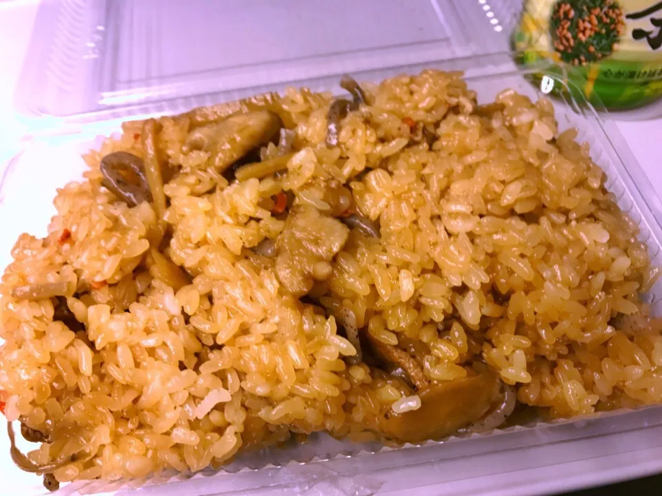 Snapdishの料理写真:今日の新幹線ランチ。三ノ輪の名店、味の横綱の鶏おこわ。ホンマここの鶏はめっちゃ旨い！|たけうちさん