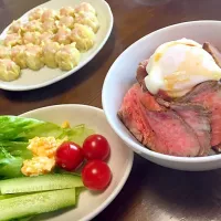 ローストビーフ丼おいしい。
なんだかんだで、下手な店よりうちのお父さん作のほうがおいしい気がする|まつむら なほみさん