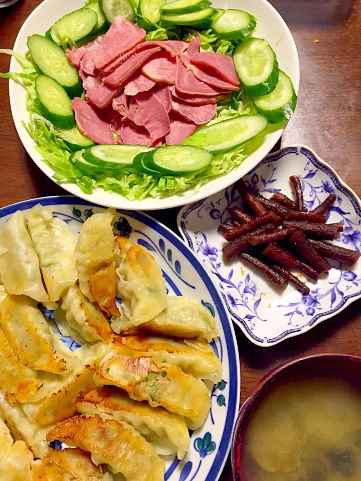 餃子  牛タンサラダ  山牛蒡の味噌漬け  シジミの味噌汁|掛谷節子さん