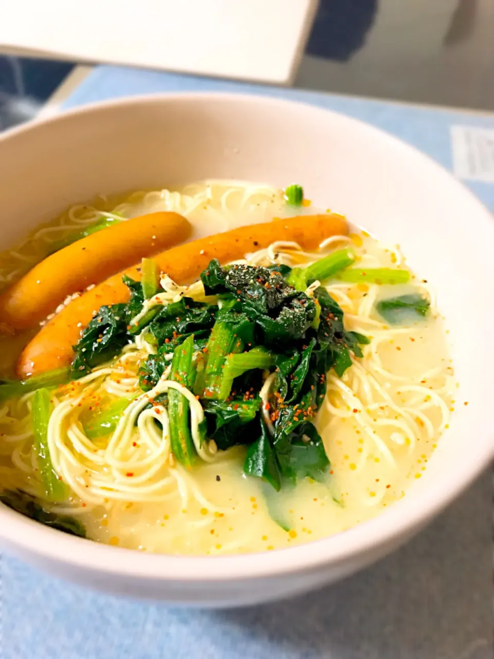 Snapdishの料理写真:今日は子供達も旦那も居ないので･･･インスタントラーメンぼっち飯(´ﾟ◞౪◟ﾟ｀)なんだかんだ楽で美味い♡|あいさん