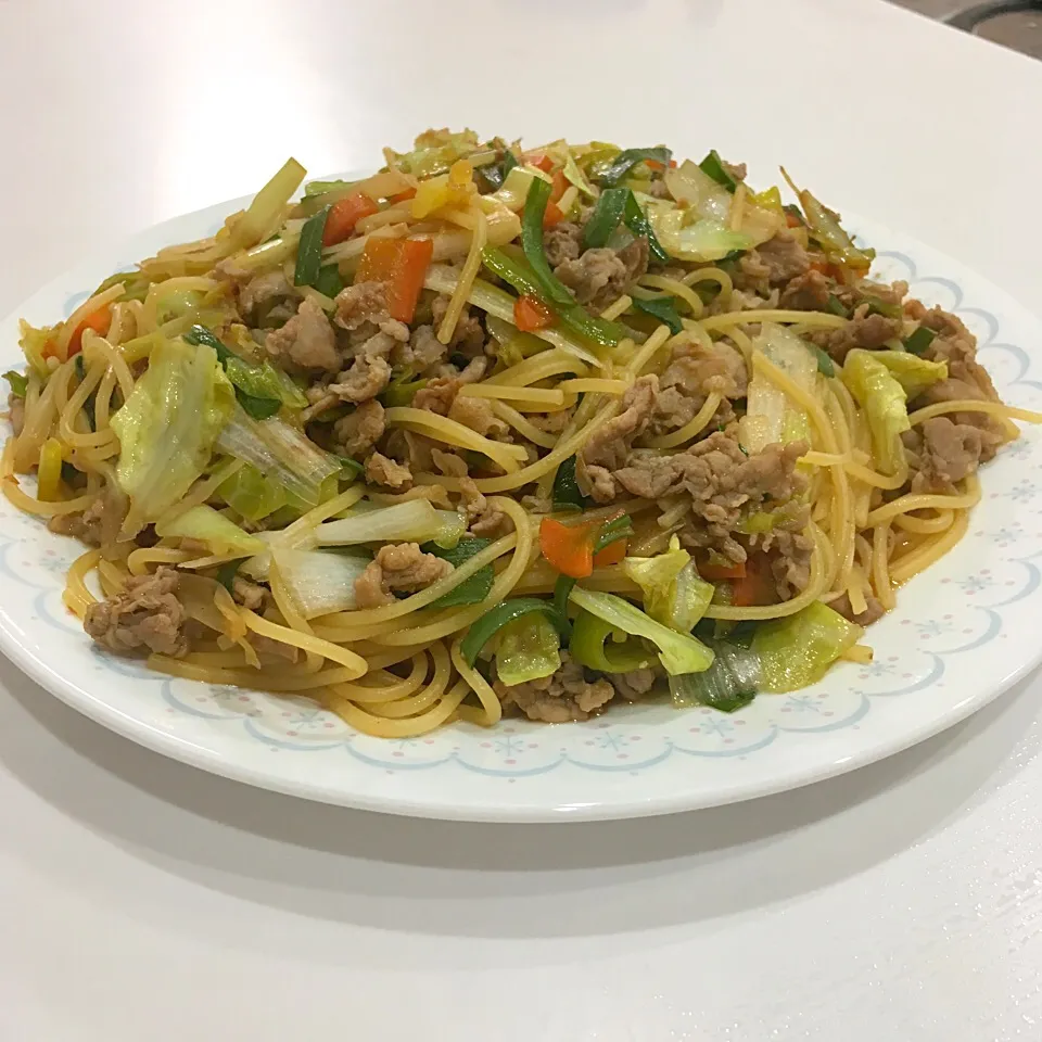 Snapdishの料理写真:旦那作。焼きそば風パスタ|きむっちさん