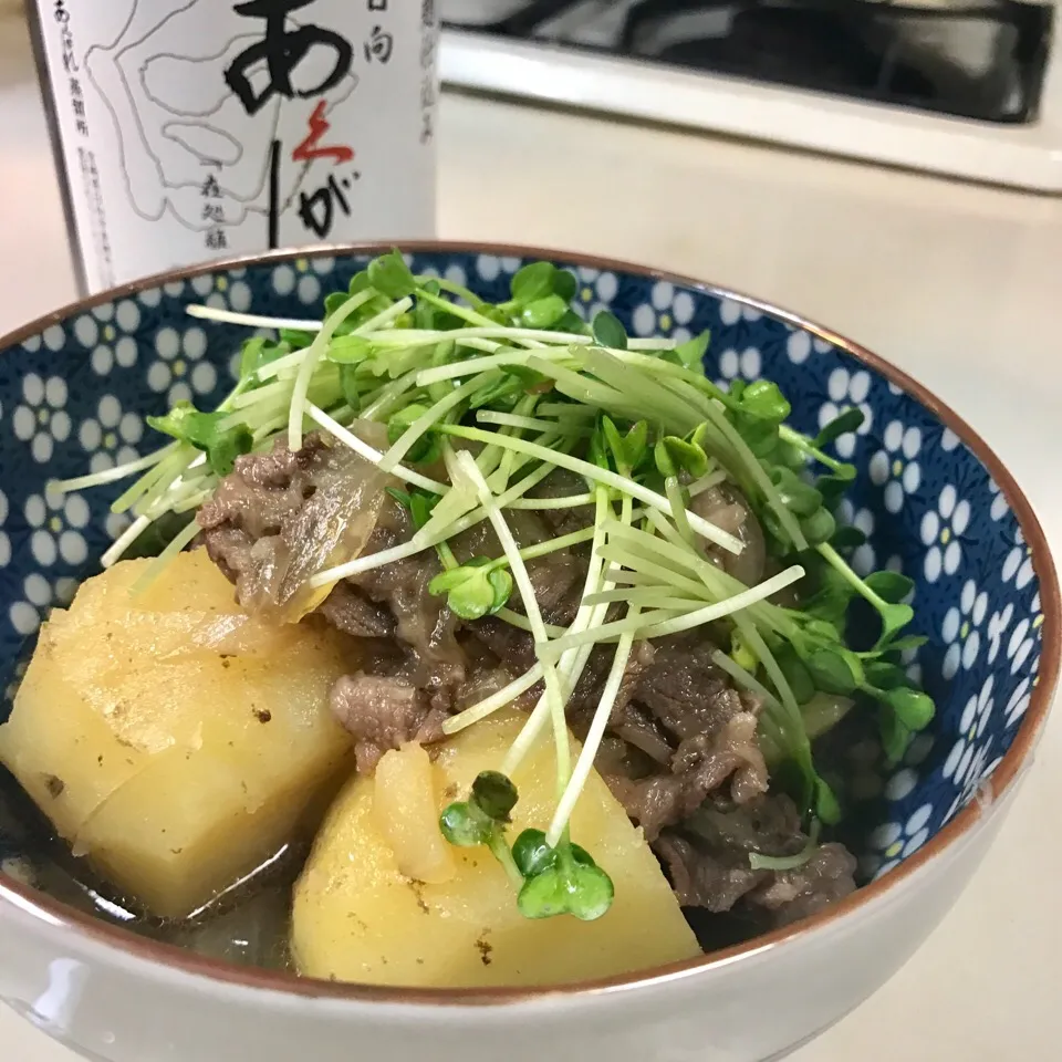 佐賀牛で肉じゃがです。
宮崎のいも焼酎を生で。|織友さん