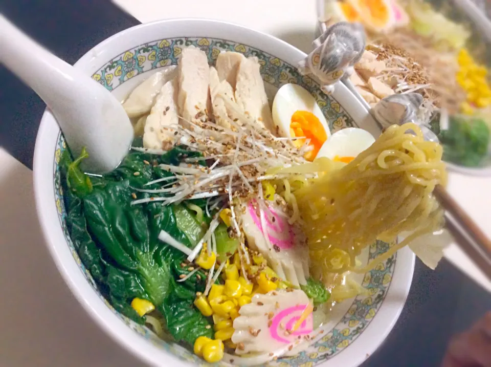 塩ラーメン
蒸したササミ ターサイ 白菜 白髪ネギ
ゆで卵  いりごまたっぷりかけて|Takeshi  Nagakiさん