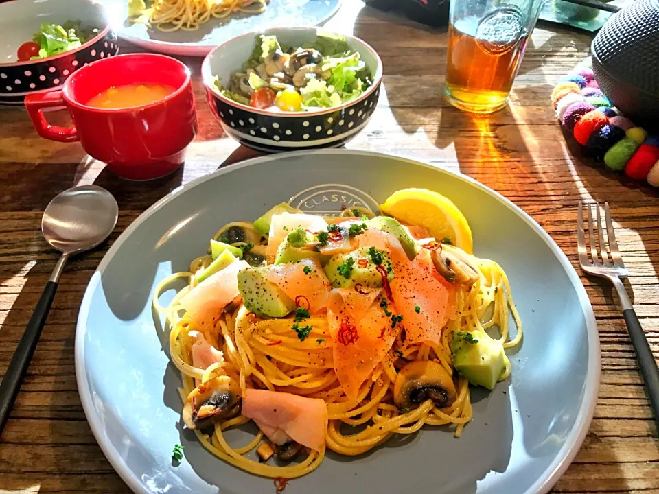 生ハムとアボカドとマッシュルームのペペロンチーノ&マッシュルームサラダ定食♪|Nonさん