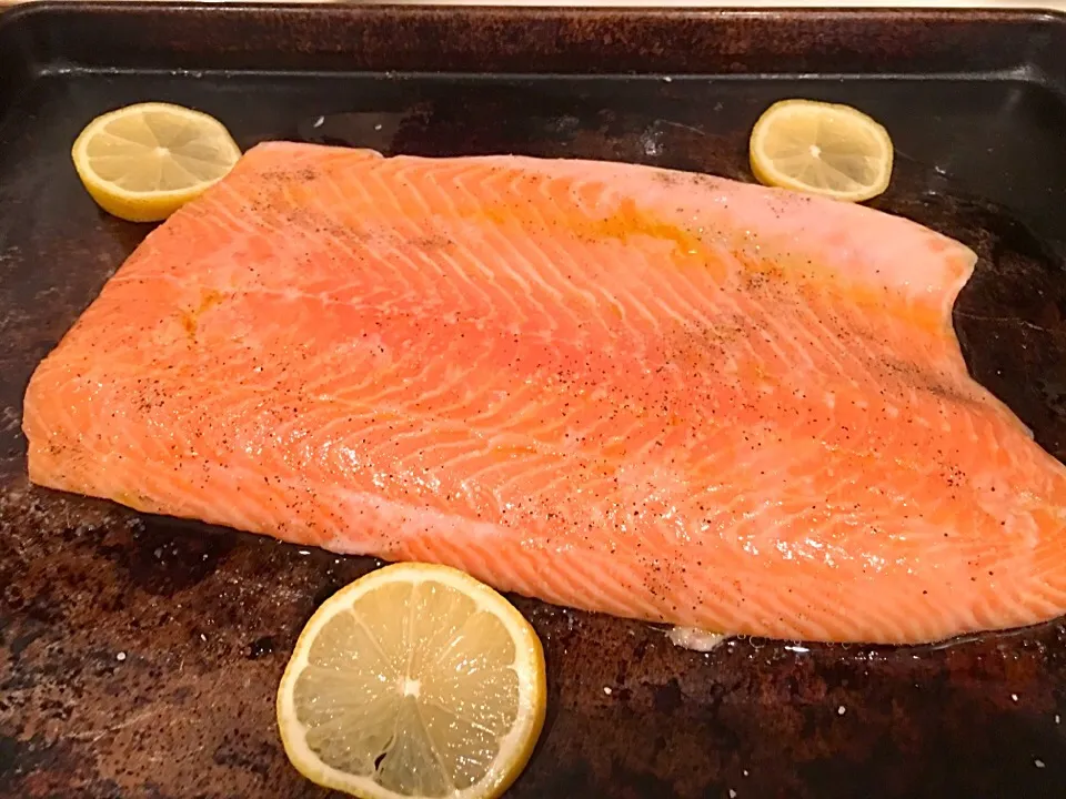 👩🏼‍🍳Ready to broil salmon🦈 with extra virgin olive oil , salt & pepper, lemon slices🍋|🌺IAnneさん