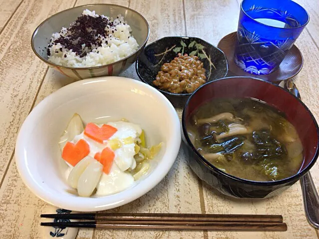 今日の男飯(＞人＜;)朝ごはんバージョン♬
納豆andブナシメジとサニーレタスと長ネギとワカメの味噌汁andしそごはんandピクルスヨーグルトwithらっきょう♬|ひーちゃんさん