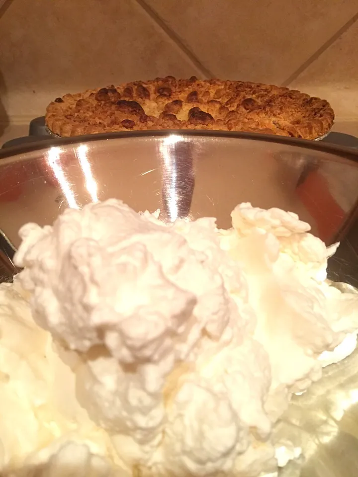 Fresh whipped cream for homemade apple pie|Karenさん