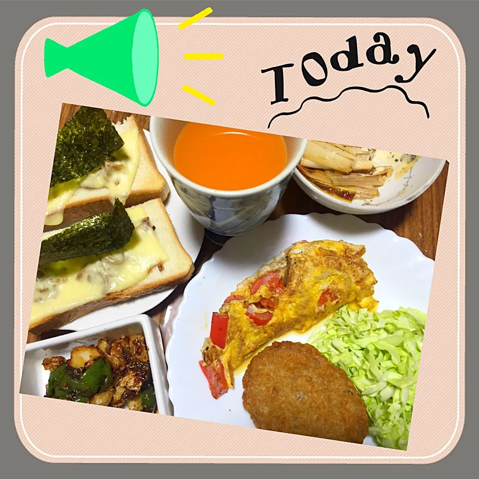 今日の朝ごはん。野菜ジュース、赤パプリカとエノキのオムレツ、コロッケ、キャベツ、竹輪とピーマン甘辛炒め、チーズトースト（ちりめんじゃこ、海苔乗せ）、白ネギ焼き。|岸野 令子さん