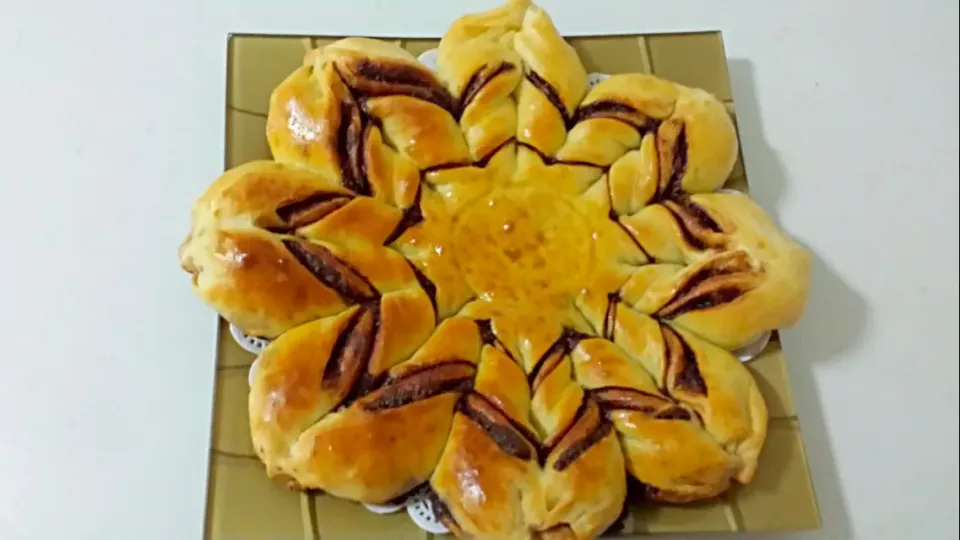 Snapdishの料理写真:Nutella star braided bread|Sofie's Kitchenさん