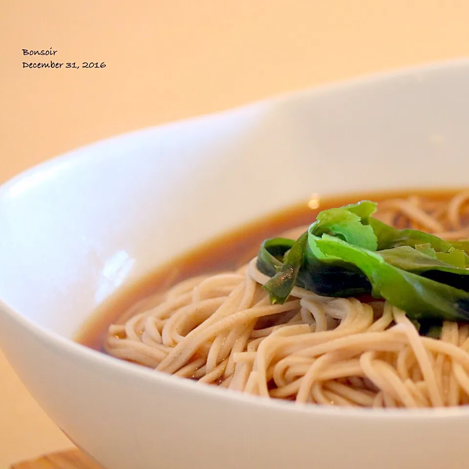 年越し蕎麦😌わかめ蕎麦です。一味でシンプルに❣️出汁は丁寧にとり😊|yasuko murakamiさん