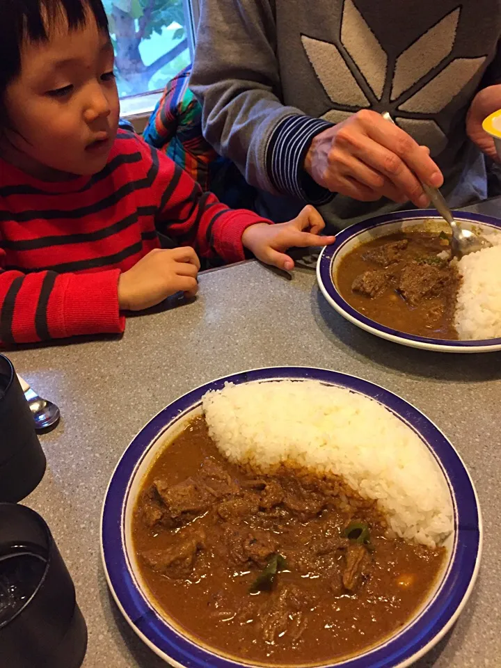 Snapdishの料理写真:エチオピアの食べ納め。やっと家族を連れて来れた！嫁息子氏はビーフ0倍、俺氏安定のビーフ10倍。今年は何杯頂いたのだろう。来年もよろしく！#エチオピア #カレー #神保町|MORiさん