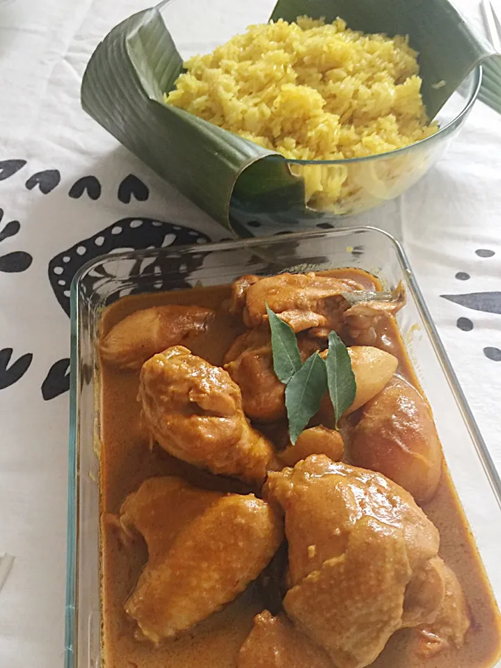 Curry Chicken served with nasi kunyit (tumeric rice)|12Dragonさん