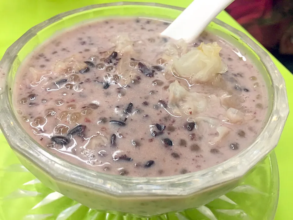 Snapdishの料理写真:Black glutinous rice soup with white fungus|Sky Blueさん