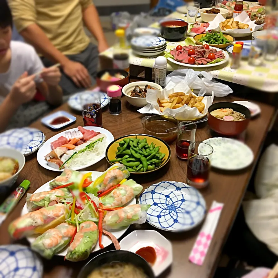 #年越しお夕飯#ローストビーフ#豚角煮#お刺身#生春巻き#フライドポテト#枝豆

みんなでワイワイ賑やかな年越し。
幸せ〜♬|renharuruさん