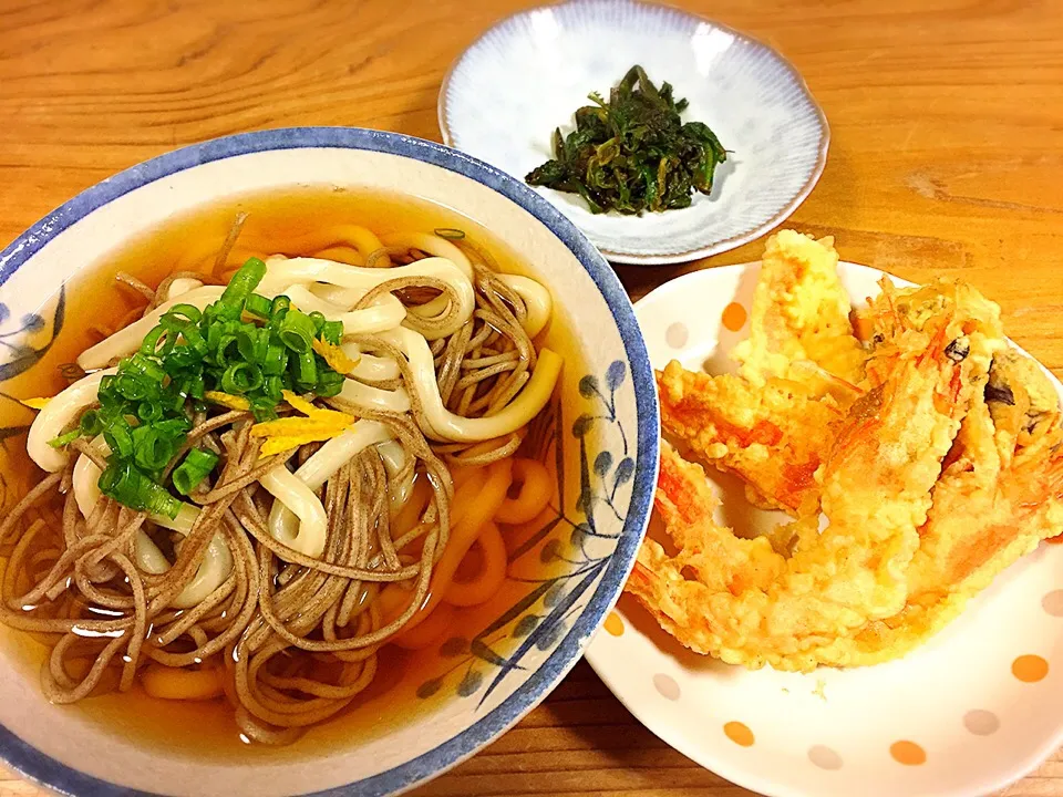 年越し運そば。うどんとそば。運が側にくるように。海老、椎茸、人参の天ぷら。春菊のおひたし。|pepiさん