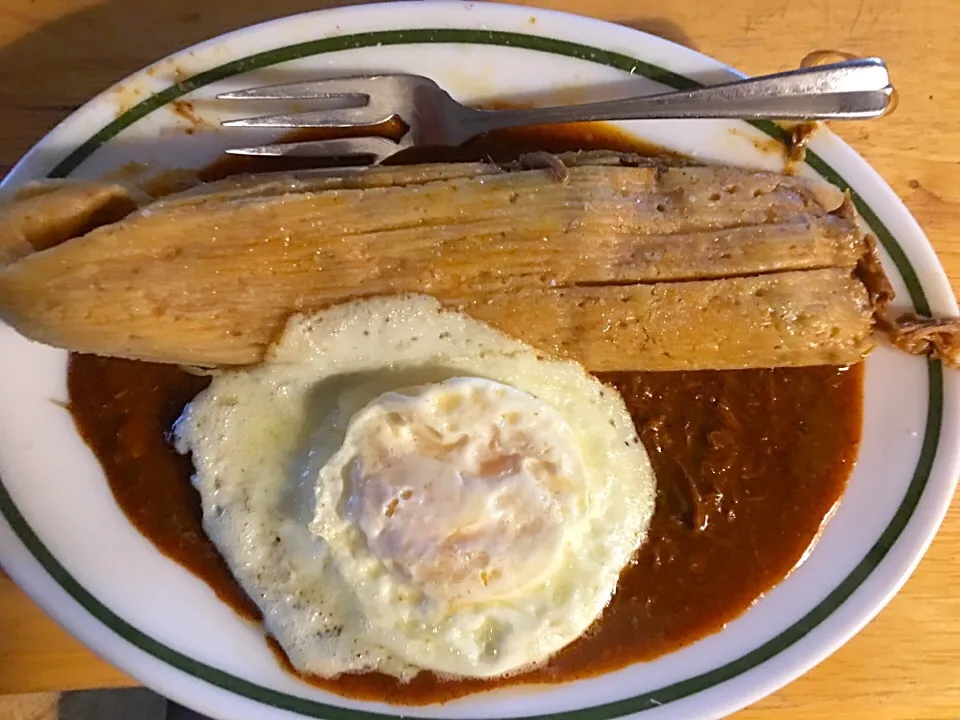 Tamale and egg on red chile sauce|Garthoneさん