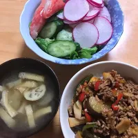 あまり野菜とひき肉のピリ辛丼
サラダ
味噌汁|さえさん