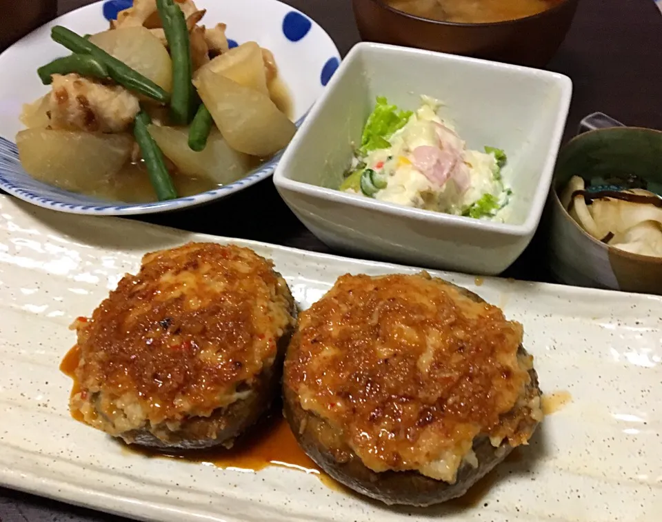 晩ごはん  大きな椎茸の肉詰め  大根と竹輪の煮物 ポテサラ|ぽんたさん