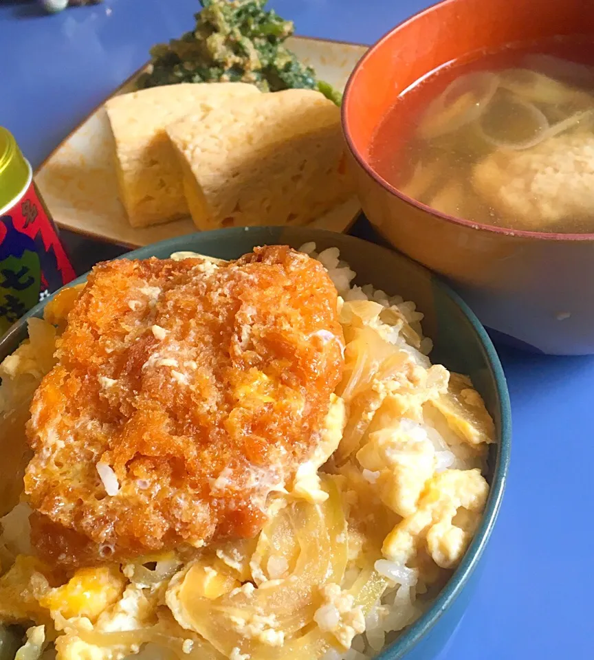 昼ごはん  カツ丼 鶏つくね汁 出汁巻卵 春菊胡麻和え|ぽんたさん