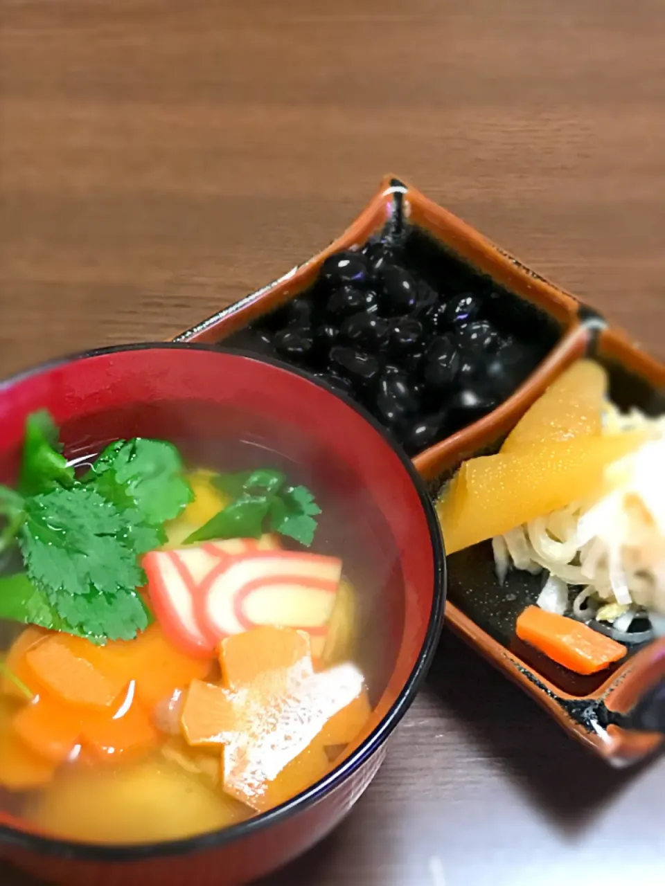 あけましておめでとうございます🎍
お雑煮 
黒豆、数の子、おすわい|sakiさん