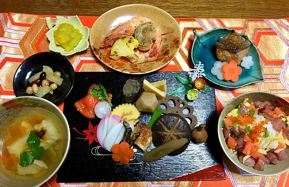 Snapdishの料理写真:✨HAPPY NEW YEAR!..Our New year's feast ✨あけましておめでとう🎍ございます！我が家のおせち料理です✨|🌺Sanntina🌺さん