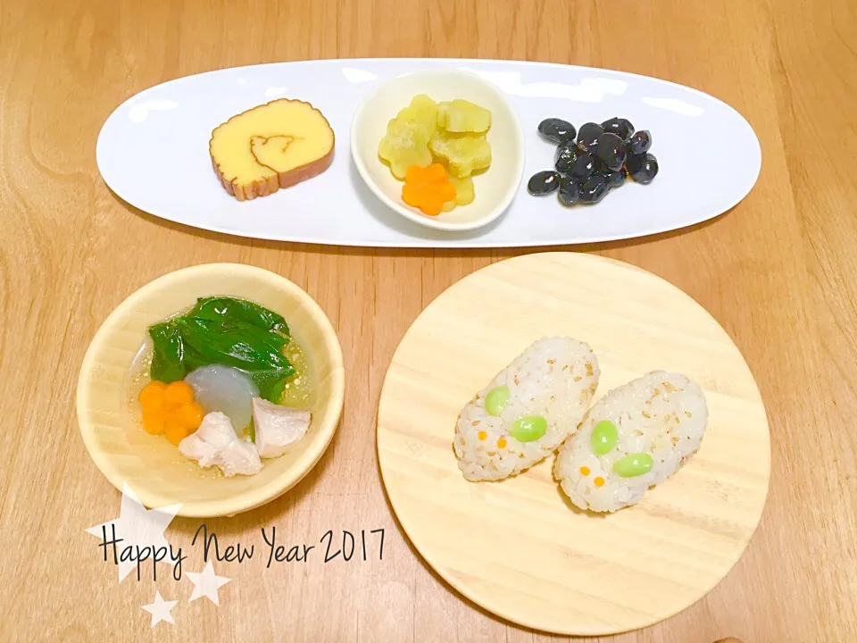 #幼児食 #とりわけおせち料理 #おせち離乳食#おせち幼児食#こどものおせち  酢飯で雪うさぎ お雑煮風 黒豆 伊達巻 こども用に花さつまいもの煮物|sachieさん