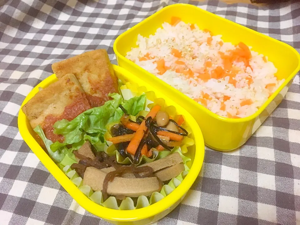 お弁当★高野豆腐のステーキ味噌トマトソース、高野豆腐と切り干し大根のさっと煮、ひじき豆とにんじんのバルサミコサラダ、にんじんとごまの混ぜごはん|ハルさん