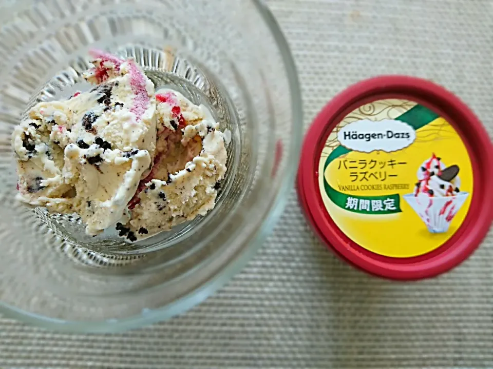 Häagen-Dazs バニラクッキーラズベリー♪
これ、美味しい♡|yokoさん