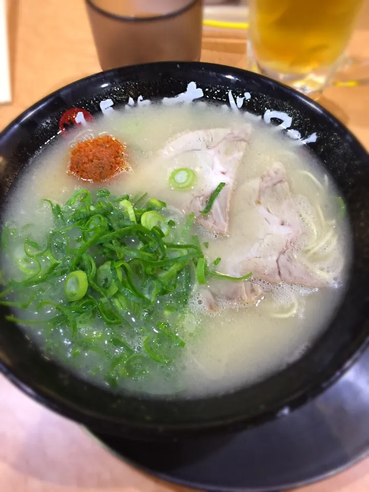 Snapdishの料理写真:長浜ナンバーワンの豚骨ラーメン|sakanolincoさん