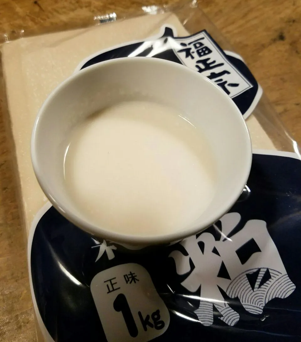 ♯多可町
♯特産
♯山田錦
♯酒粕
♯甘酒

正月疲れにハンドメイド飲む点滴「酒粕甘酒」注入！(*^^*)

石川県金沢福光屋蔵の多可町産山田錦の純米酒粕１００瓦、砂糖１００瓦、水４００cc、好みで生姜。

全部合わせてジューサーミキサーに掛けて、小鍋で弱火で一煮立ちさせたら完成。

夏場は冷やして飲んだり、煮凝りにす|Takehiko Hasegawaさん