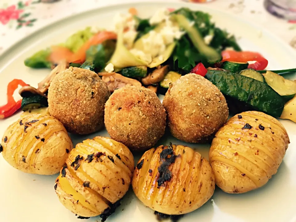 #roastpotatoes #falafel #grilledvegetables #salad #vegetarian|Sergio Lacuevaさん