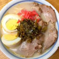 Snapdishの料理写真:元旦のお昼は豚骨ラーメン！
味付け玉子、チャーシュー、高菜、メンマ、紅生姜をたっぷり乗せて！
#ラーメン#豚骨#お正月|ronnishikawaさん