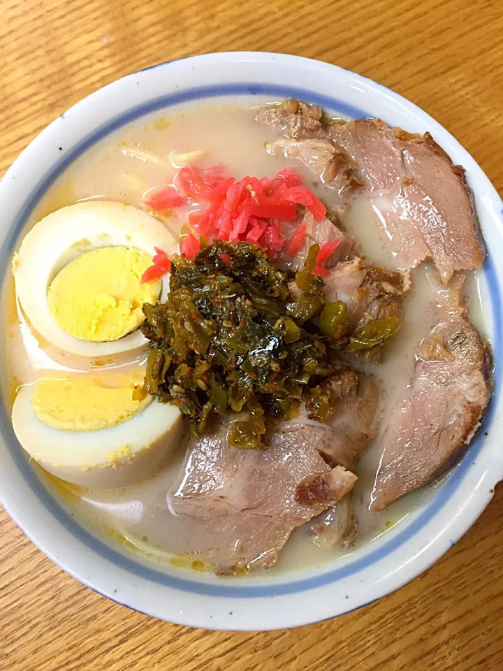 元旦のお昼は豚骨ラーメン！
味付け玉子、チャーシュー、高菜、メンマ、紅生姜をたっぷり乗せて！
#ラーメン#豚骨#お正月|ronnishikawaさん