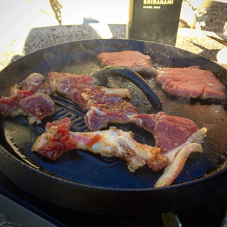 本物の肉。
猟師さんから頂いた、猪肉🐗
脂身が全くクドくない❗️
赤身は噛みしめるほどに旨みが溢れ、肉好きだったら気絶するほどの美味さだ✨😭✨|ラー山さん