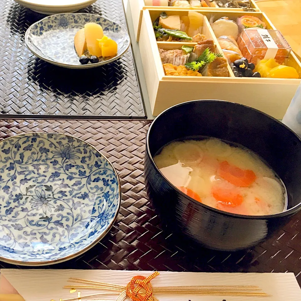 Snapdishの料理写真:白味噌仕立てのお雑煮😋 シンプルですが正月人参と正月大根とお餅でほっこりあったかなお正月を迎えました🎍|らいとさん