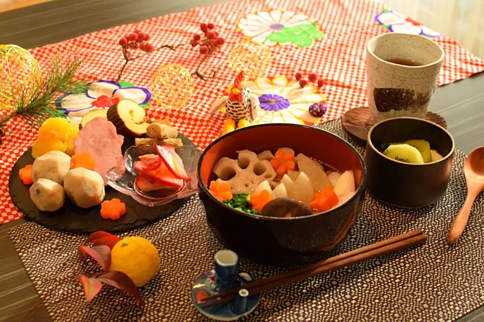 我が家のおせち朝ごはん。栗きんとん、ロースハム、叩き牛蒡、伊達巻、里芋煮、赤かぶ酢漬け、お雑煮です。|かれんさん