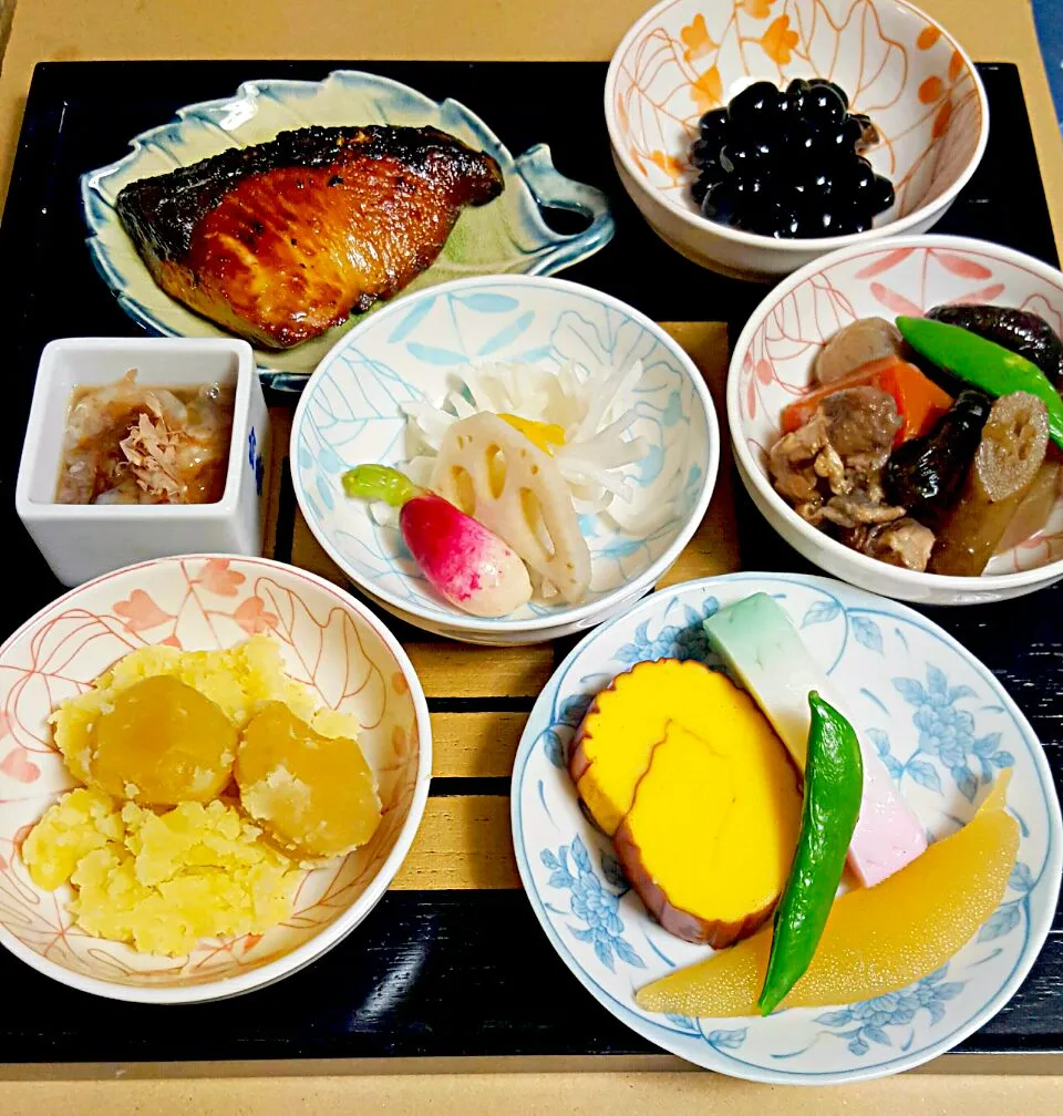 お節料理

ブリの照り焼き
黒豆
なまこ酢
菊花かぶら、酢れんこん、赤小かぶ
筑前煮
栗きんとん
伊達巻、蒲鉾、数の子、スナップえんどう|ナナさん