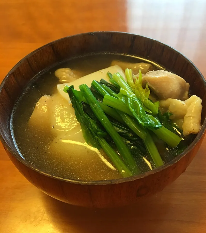 2日のお雑煮は すまし仕立て！ 鶏肉  かまぼこ ほうれん草  焼きもちで‼️|みゆさん