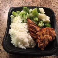 Snapdishの料理写真:Grilled Chicken w/Jasmine Rice and Broccoli|Eugene Bracyさん