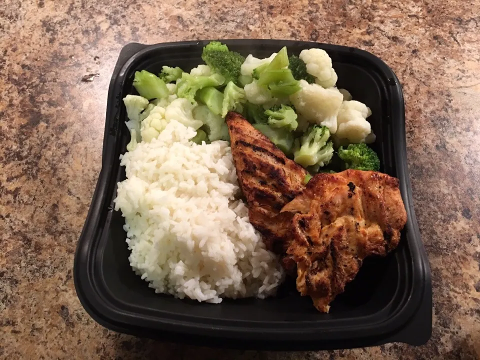 Snapdishの料理写真:Grilled Chicken w/Jasmine Rice and Broccoli|Eugene Bracyさん