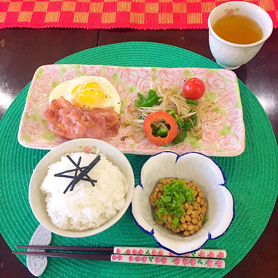 2日の朝ご飯は海外で住む娘のリクエスト😉 お味噌は普段インスタントで飲んでいるから要らないらしい😅|Seikoさん