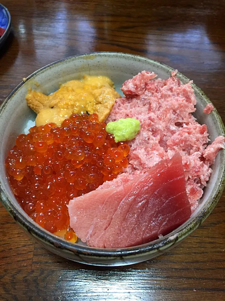 Snapdishの料理写真:海鮮丼#まぐろ #いくら#ウニ#ネギトロ|460Sさん