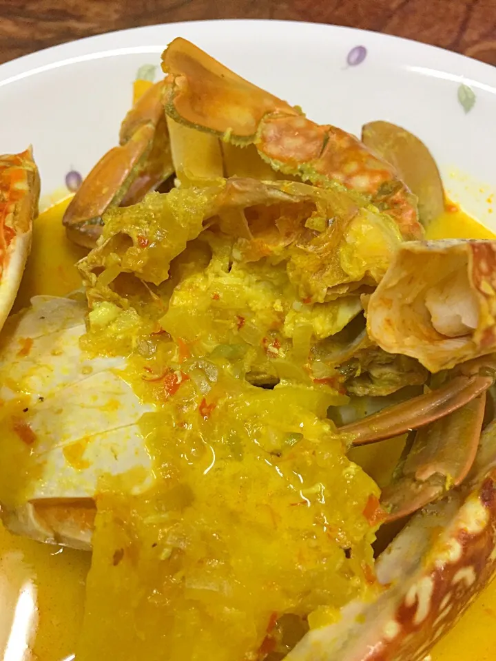 Snapdishの料理写真:Kepiting masak lemak nanas, or crab in spicy coconut milk with pineapple 😅|Amy Aliyyaさん