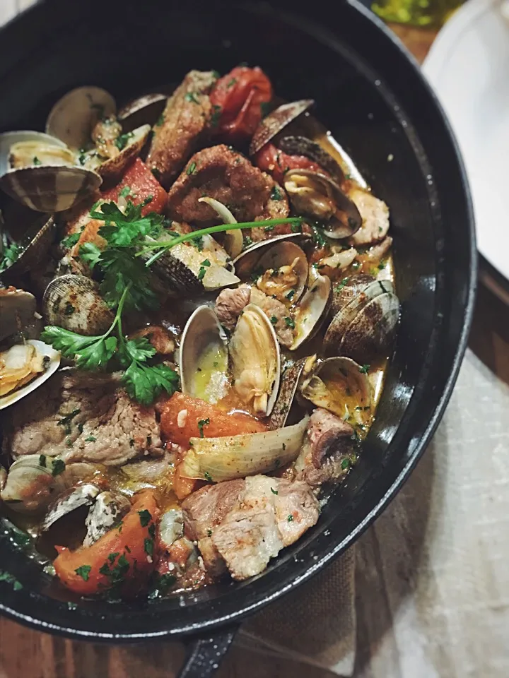 Pork stew with clams and tomatoes|rick chanさん