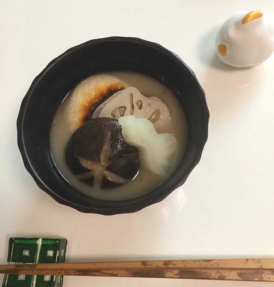 Snapdishの料理写真:蓮根、大根、椎茸、冷蔵庫の中でいつキャスティングされるか待っていてくれた後三方、白味噌なので丸餅です。|たうさん